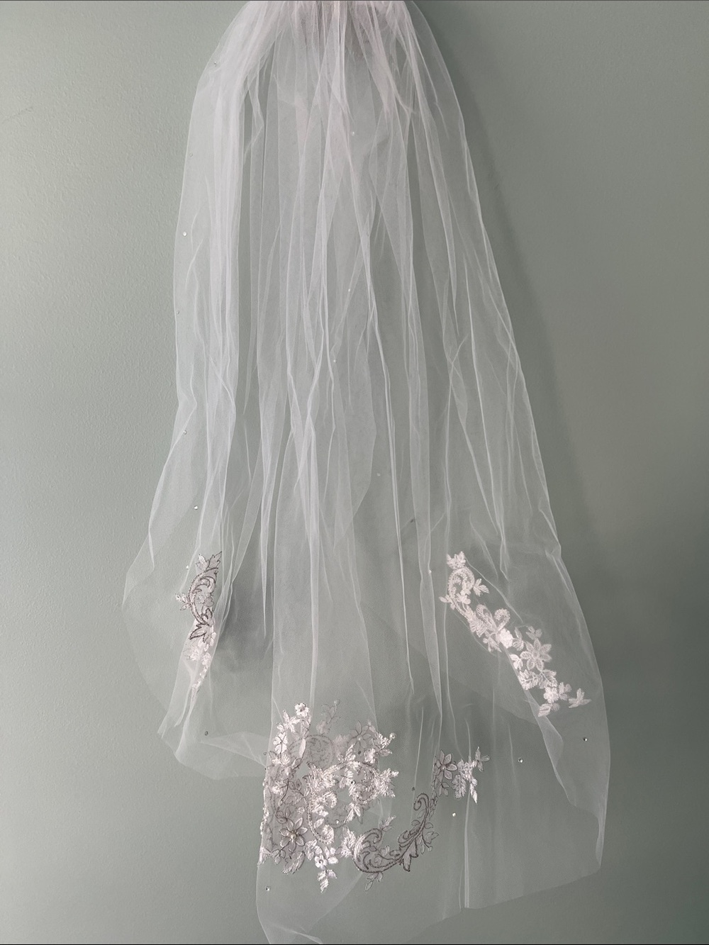 White Floral Appliqué Bridal Veil with Embroidered Accents